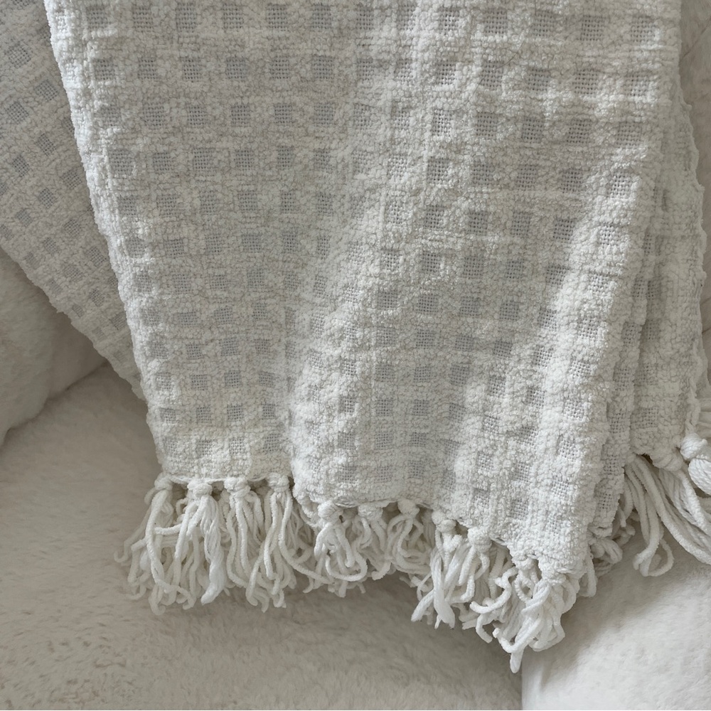 Avante Home Textured White Throw/Blanket, EUC